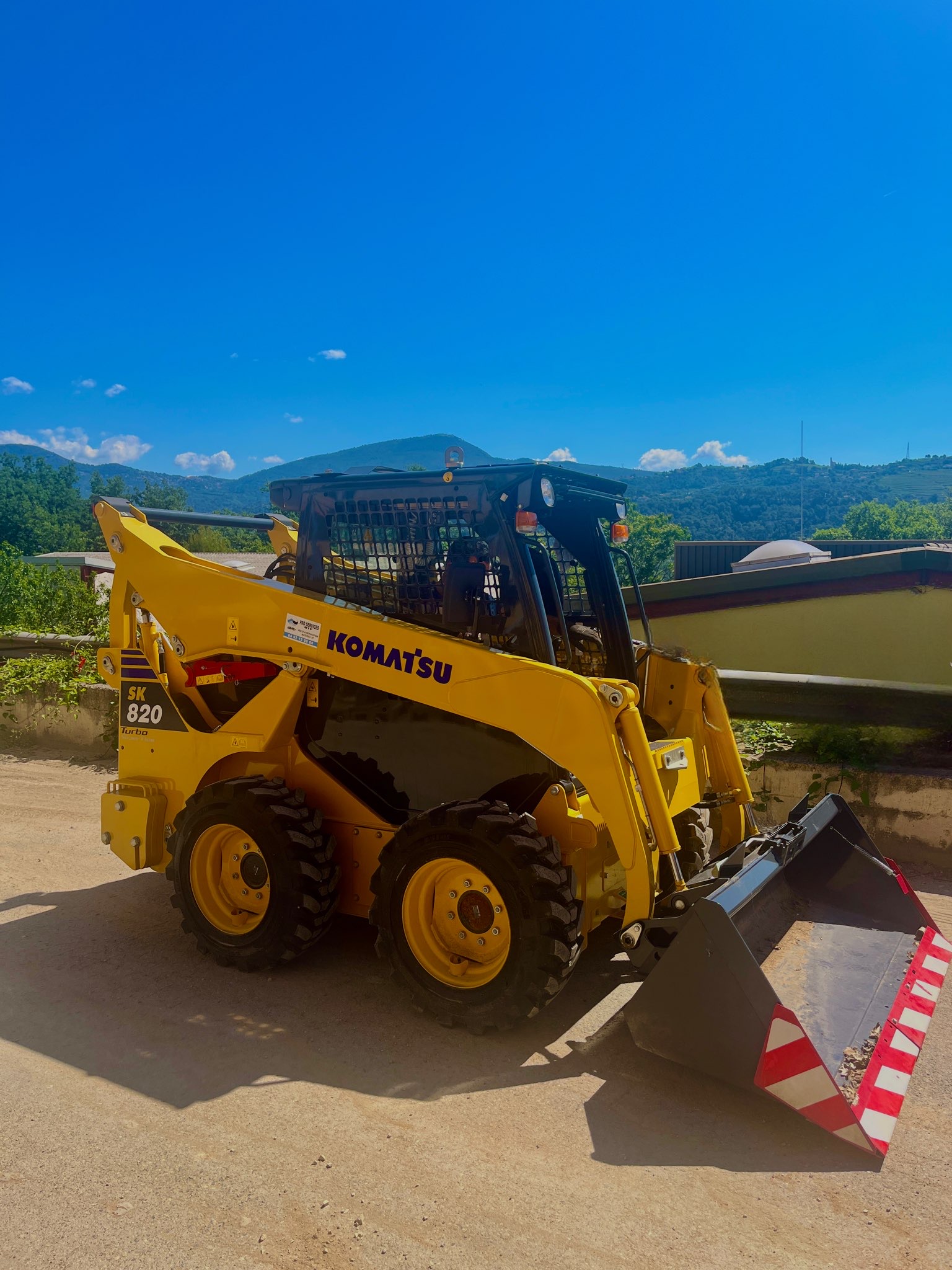 KOMATSU SK820 MINI CHARGEUR