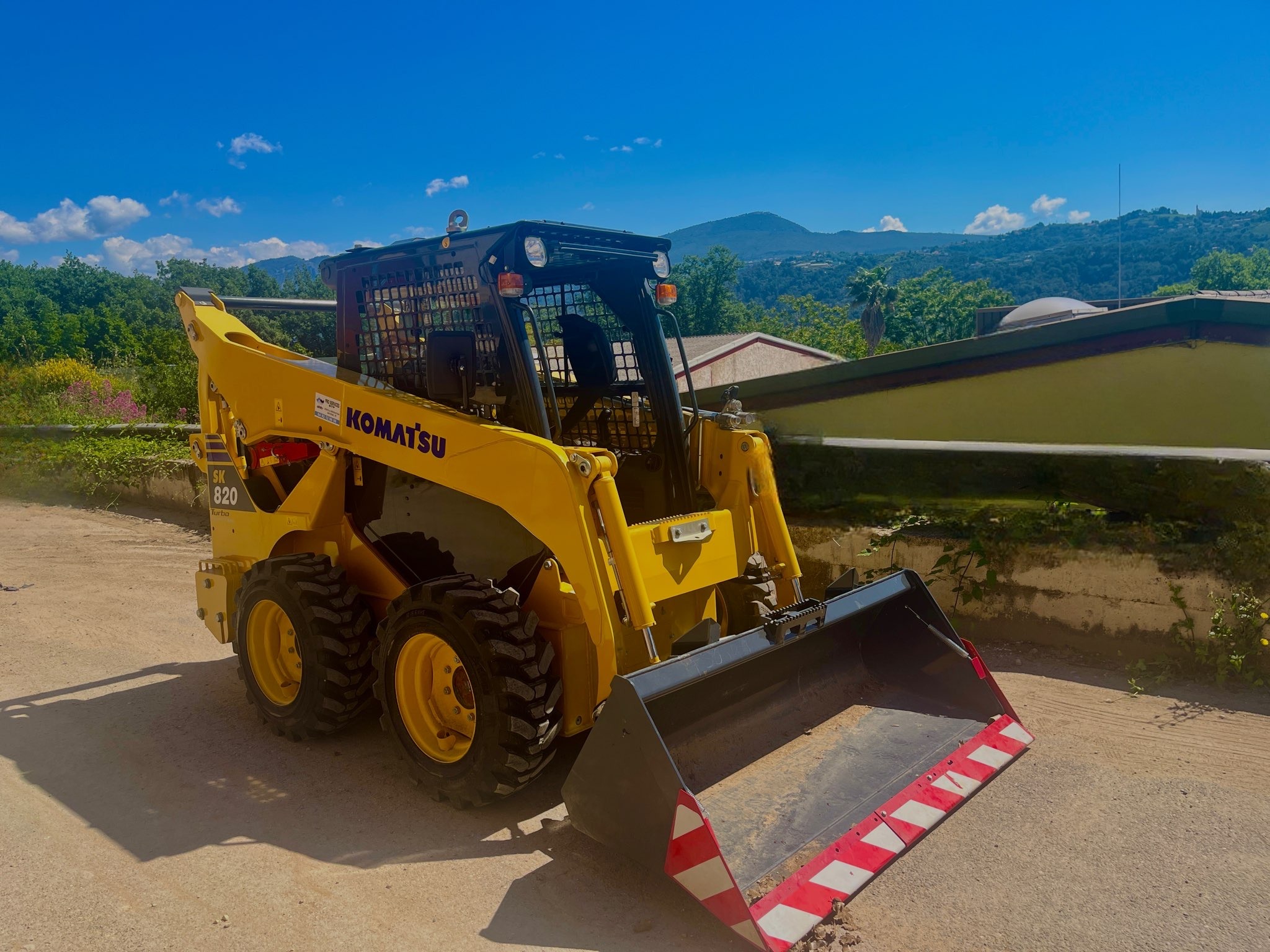 KOMATSU SK820 MINI CHARGEUR