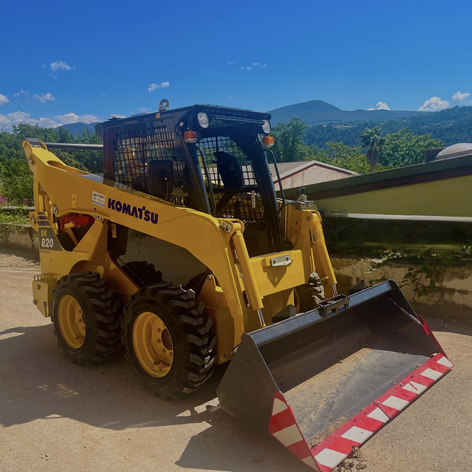 KOMATSU SK820 MINI CHARGEUR