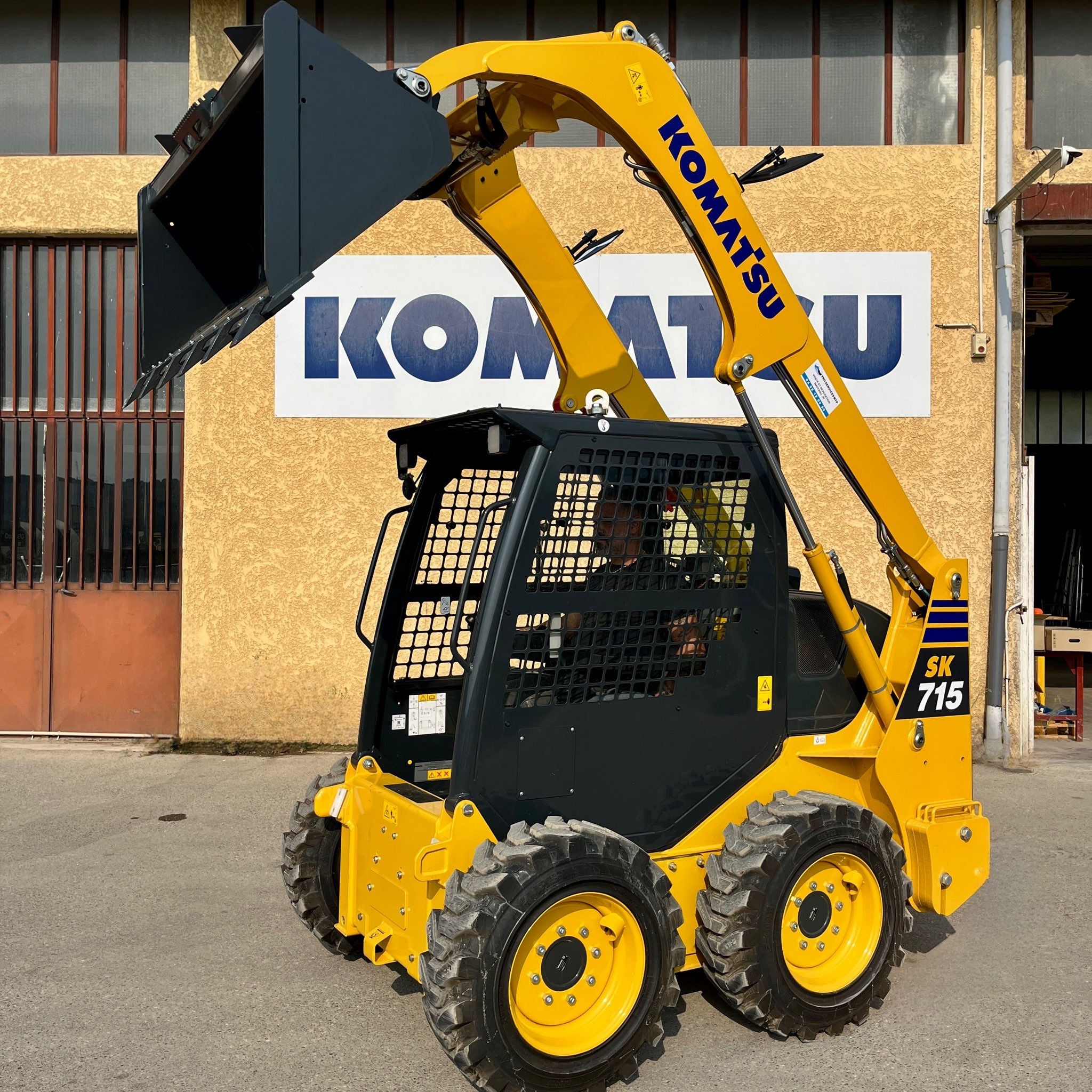 KOMATSU SK715 MINI CHARGEUR